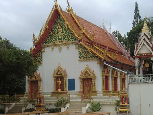 Wat Phu Khao Thong 